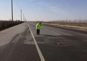 濱海新區(qū)民警深入查找在道路渠化、交通設(shè)施、交通標(biāo)志等方面是否存在隱患？
