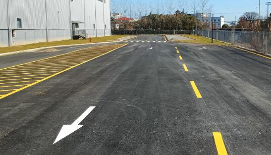 蘇州專業(yè)車位劃線團隊？飛揚市政精準提升道路標識清晰度